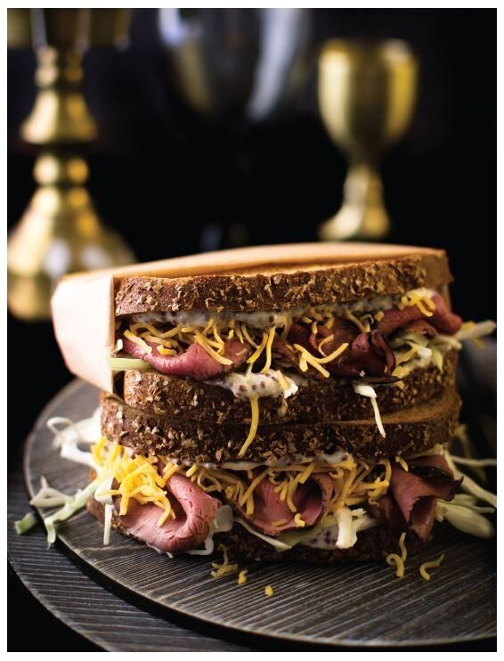 Книга кулинарная Harry Potter College Cookbook: A Magical Collection of Simple and Spellbinding Recipes (Eng) 