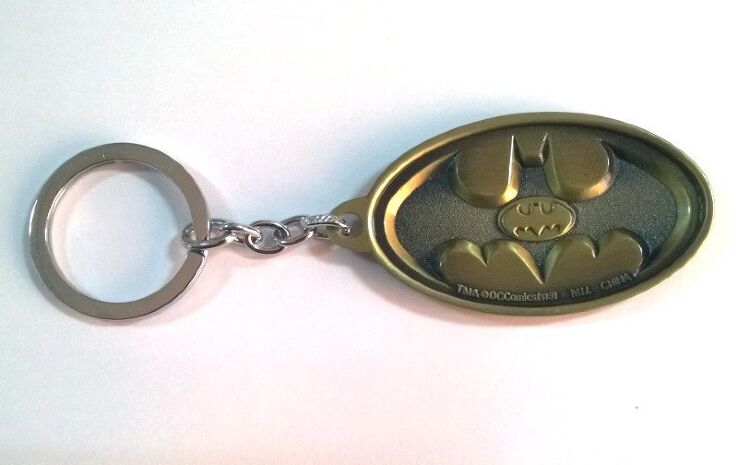 Брелок Batman Dark Knight Metal Keychain (цвет золотой)